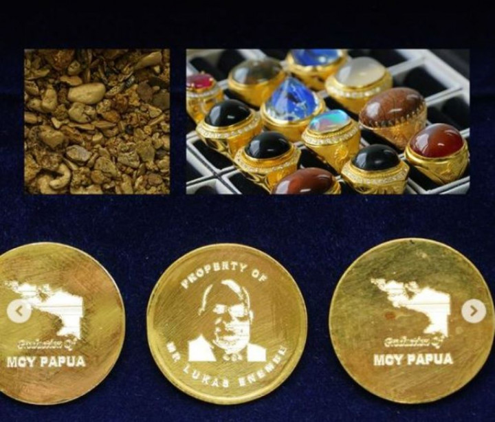 Narsis! Lukas Enembe Pasang Foto Wajah di Koin Emas