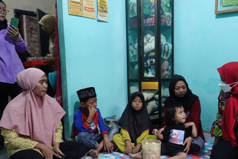 Pemkot Bandar Lampung menjamin pendidikan anak para pekerja bangunan yang menjadi korban kecelakaan lift di Sekolah Az-Zahra. Foto: Branda ANTARA