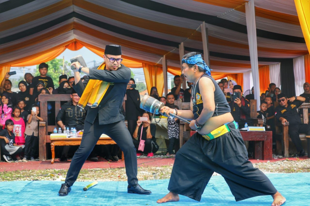 Wakil Wali Kota Tangerang Selatan Pilar Saga Ichsan bersama Pemerintah Kota Tangerang Selatan terus berupaya mengembangkan seni bela diri silat (Foto:Dok.Humas Pemkot Tangsel)
