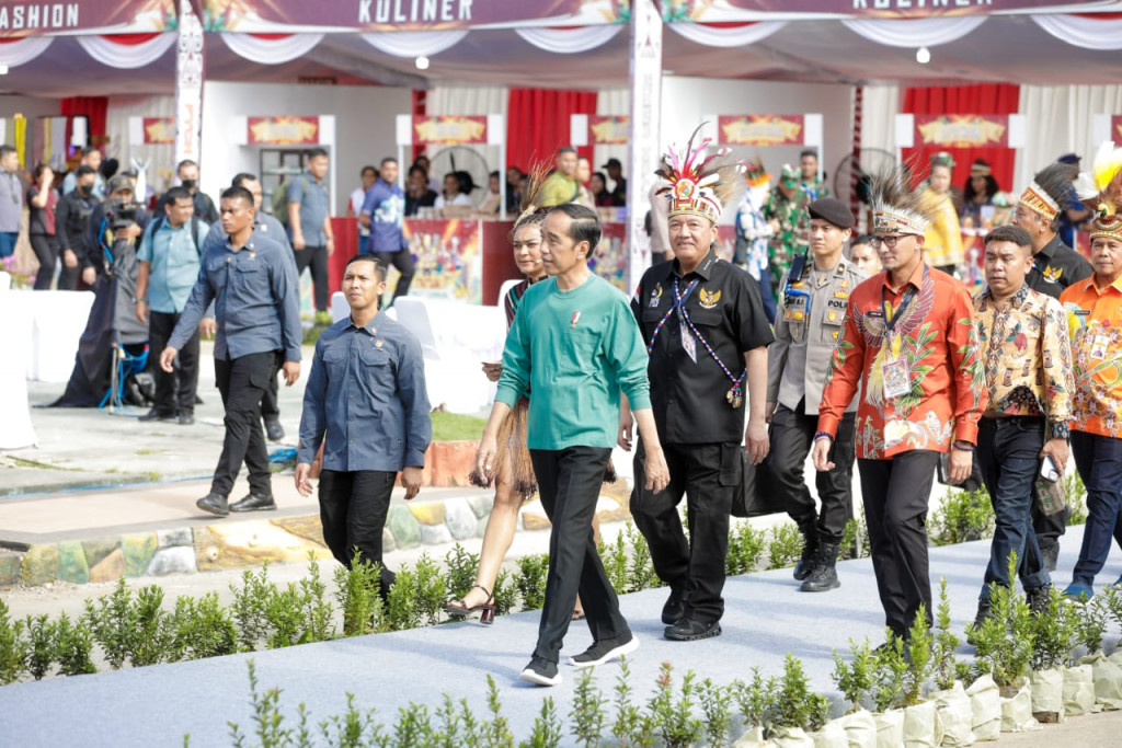 Presiden Jokowi bersama Menparekraf Sandiaga Uno dan Kepala BIN Jenderal (purn) Budi Gunawan. Istimewa