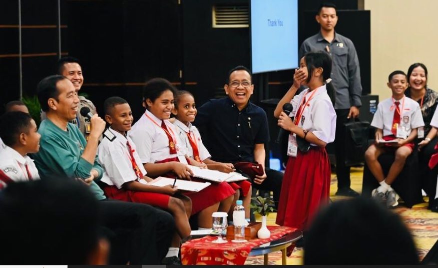 Presiden Joko Widodo bertemu dengan anak-anak pelajar Papua di Ballroom Cendrawasih, Swiss-Belhotel, Kota Jayapura, Provinsi Papua pada Jumat, 7 Juli 2023. Foto: BPMI Setpres