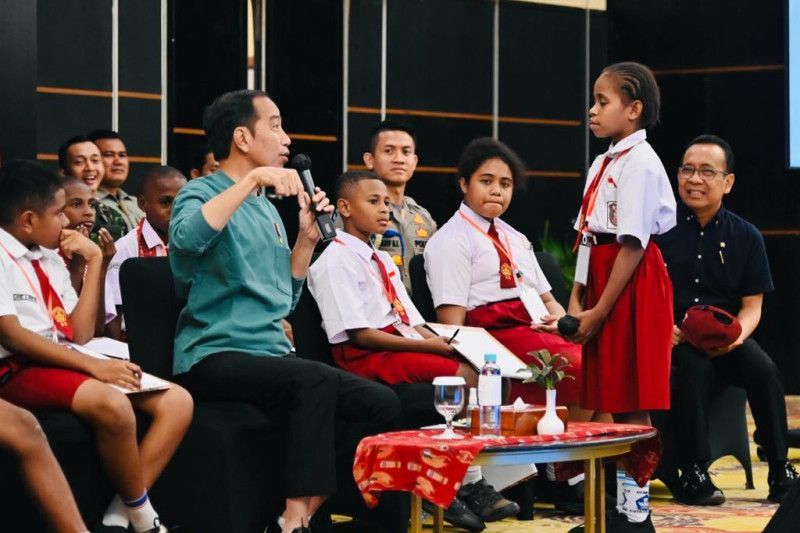 Presiden RI Joko Widodo berdialog dengan seorang anak sekolah dasar asal Papua di Jayapura, Papua, Jumat (7/7/2023). (Branda ANTARA/HO-Biro Pers Sekretariat Presiden)