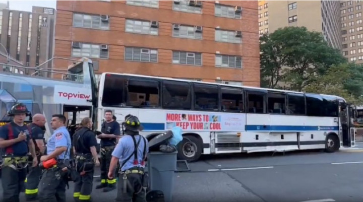 Bus Wisata New York Tabrakan, 18 Orang Dirawat
