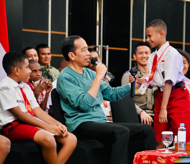 Presiden Jokowi bersama sejumlah siswa SD Papua. Foto: Biro Pers Sekretariat Presiden, Laily Rachev