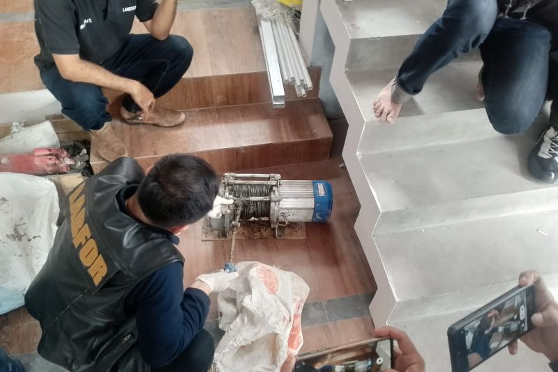 Tim Puslabfor Mabes Polri saat memeriksa kondisi lift di Sekolah Az Zahra Bandarlampung, Lampung, Jumat (7/7/2023). (ANTARA/Dian Hadiyatna)