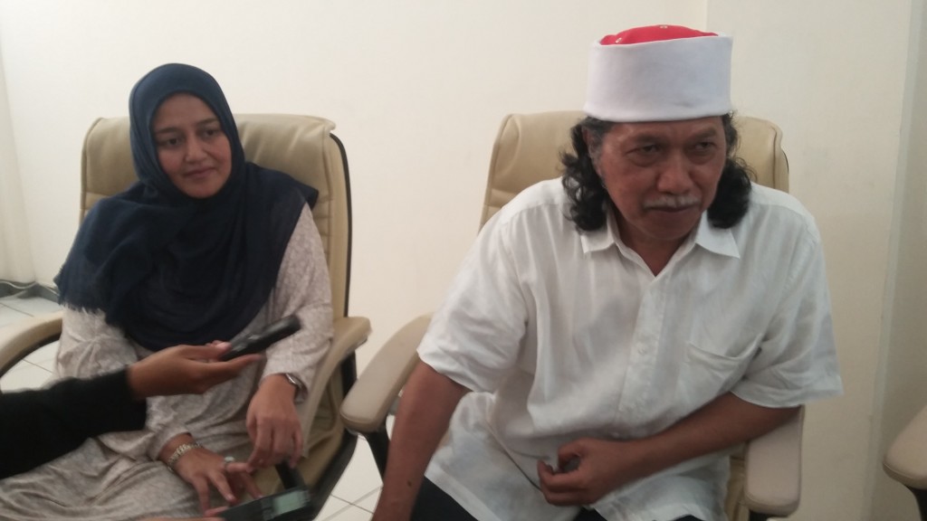 Budayawan Emha Ainun Nadjib bersama istrinya, Novia Kolopaking. Foto: Metrotvnews.com/Ahmad Mustaqim