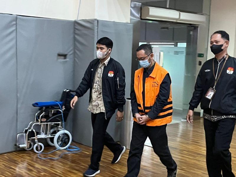 Eks Kepala Bea Cukai Makassar Andhi Pramono (tengah) ditahan KPK. Foto: Medcom.id/Candra