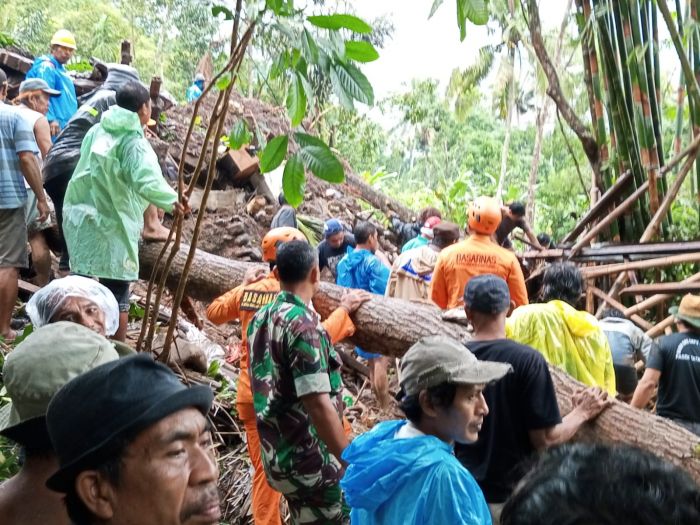 Tim SAR gabungan melakukan penanganan dan evakuasi korban meninggal akibat tanah longsor di Desa Tribuana, Bali. Basarnas Bali