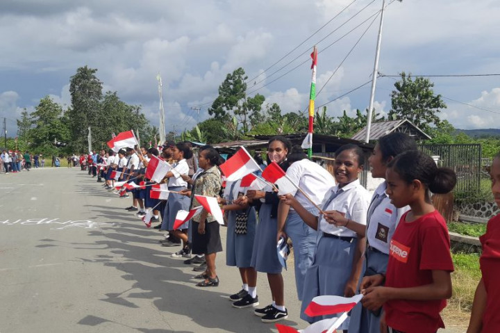 Menengok Antusiasnya Siswa dan Guru Sambut Jokowi di Jayapura