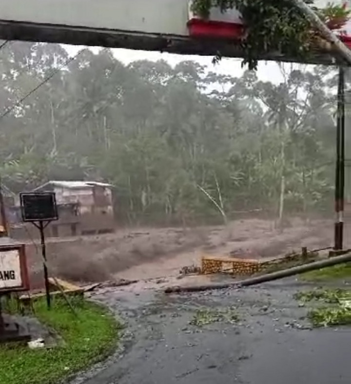 Banjir Lahar Dingin Semeru Putuskan Jembatan Penghubung Malang-Lumajang