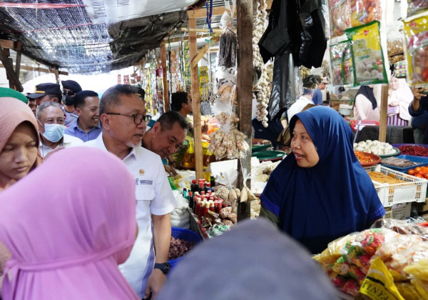 Mendag Cek Harga Bahan Pokok di Pasar Seketeng Sumbawa