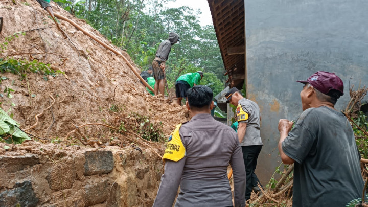 Banjir dan Longsor Terjang Tirtoyudo Malang, Warga Dievakuasi
