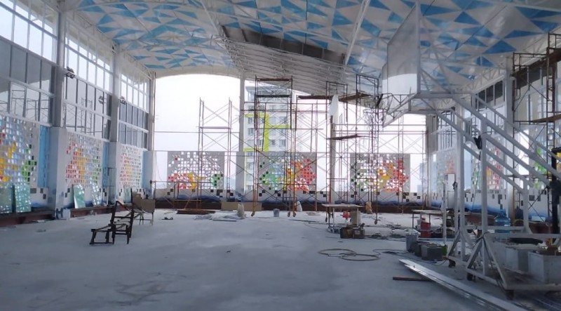 Lapangan futsal sekolah Az-Zahra yang sedang direnovasi. (Lampost.co/Umar Robbani)