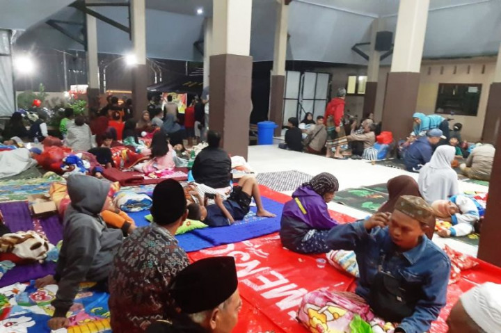 Ratusan Warga Korban Banjir Lahar Dingin Semeru Mengungsi