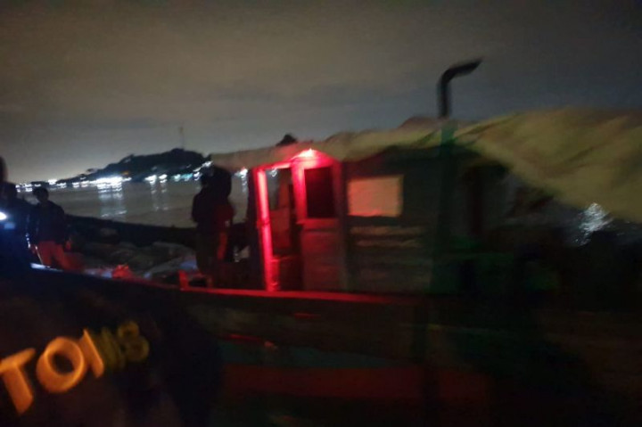Bea Cukai Batam Tangkap Kapal Kayu Penyelundup Tas dan Sepatu Bekas Ilegal
