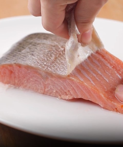 Antiribet! Simak Cara Melepaskan Kulit Ikan