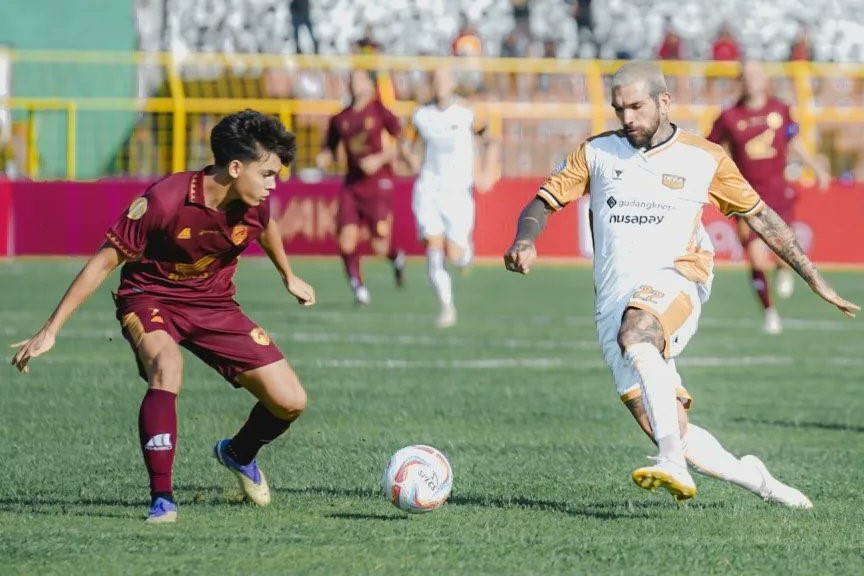 Suasana laga PSM Makassar vs Dewa United. (Foto: Twitter resmi Dewa United)