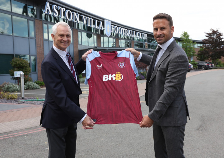 Sponsor Baru Aston Villa Memberi Dukungan sambil Beramal
