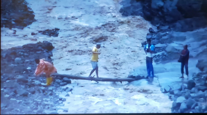 Jembatan Putus, Warga Lumajang Nekat Melintasi Sungai Menuju Malang