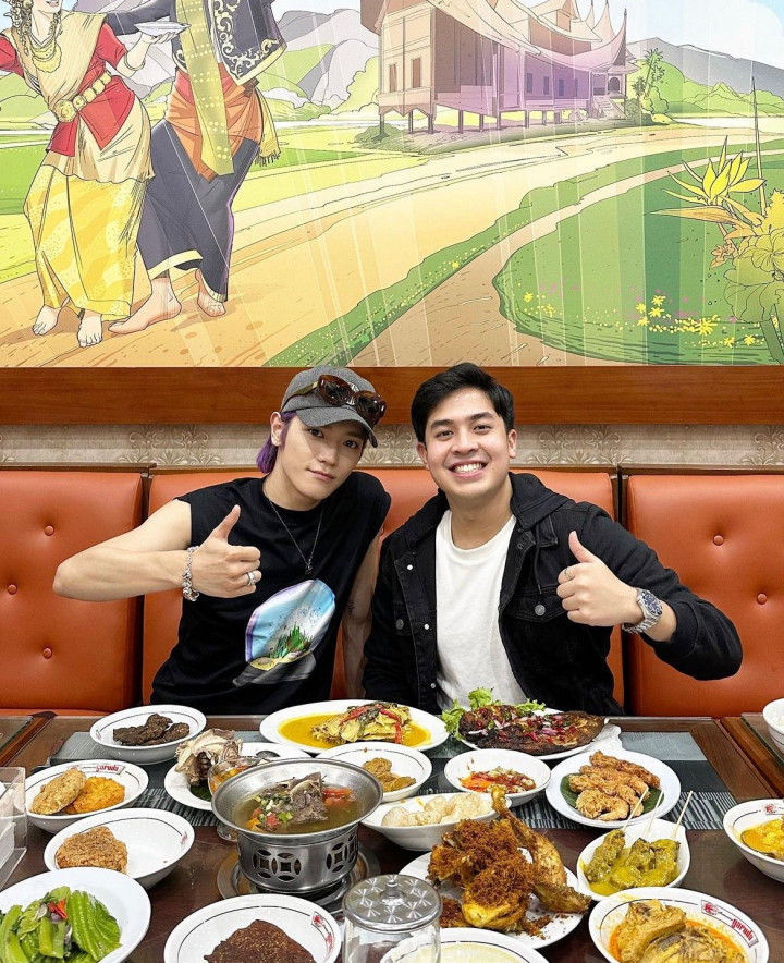 Jerome Polin Pamer Dekat dengan Taeyong NCT, Makan Bareng hingga Dapat <i>Signed Album</i>