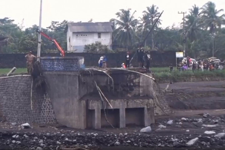 5 Jembatan Penghubung Desa Hancur Diterjang Lahar Dingin Gunung Semeru
