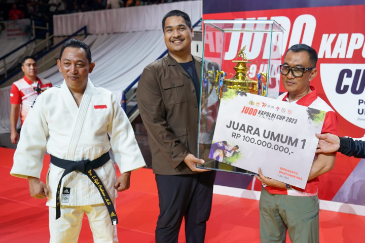 Menpora Serahkan Piala Judo Kapolri Cup 2023