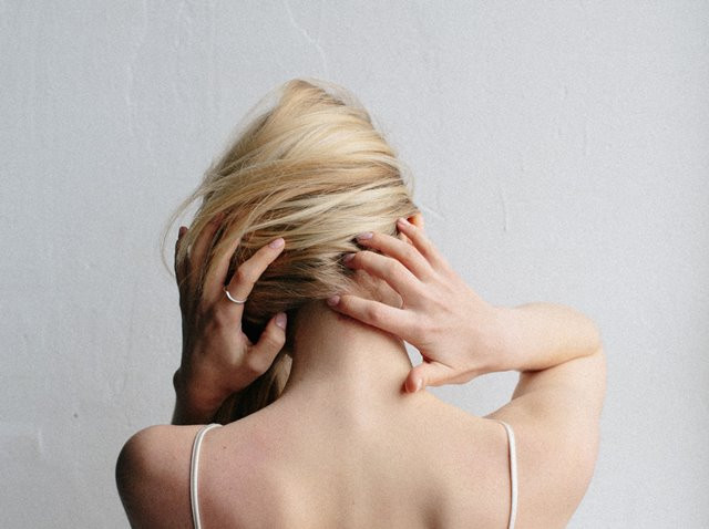 Penyebab ankylosing spondylitis belum diketahui secara pasti. Namun, kondisi ini diduga terkait dengan kelainan gen HLA-B27. (Foto: Ilustrasi/Dok. Unsplash.com)