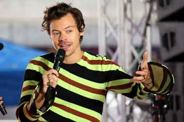 Kejadian Lagi! Kini Harry Styles Kena Timpuk Saat Tampil di Austria