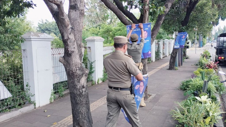 Satpol PP Tertibkan Banner dan Spanduk yang Langgar Aturan