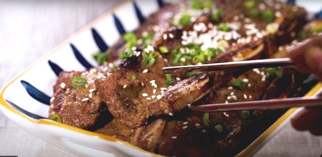 Yuk, buat sendiri di rumah resep grilled beef galbi khas Korea dari Endeus TV. (Foto: Dok. Endeus TV)