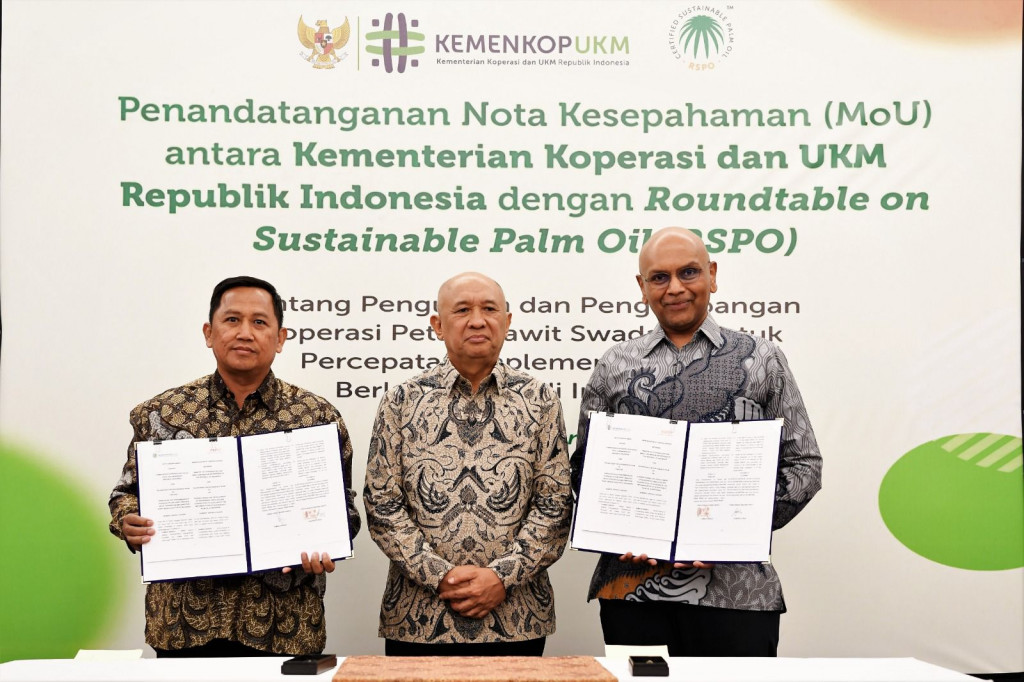 KemenKopUKM dan RSPO menandatangani nota kesepahaman bersama untuk menguatkan kapasitas petani kecil sebagai upaya percepatan implementasi sawit berkelanjutan di Indonesia (Foto:Dok.KemenKopUKM)