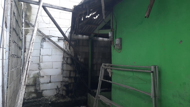 Rumah Warga di Bekasi Tertutup Bangunan Hotel, Akses Hanya Melalui Got