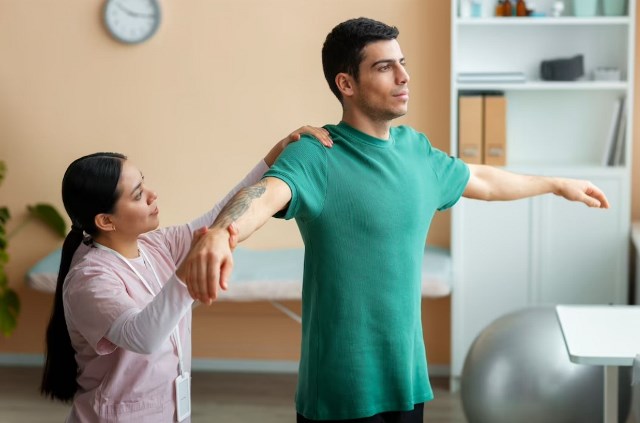 Nge-gym dengan dokter setelah cedera diperlukan, agar dapat ditangani secara tepat. (Foto: Ilustrasi/Dok. Freepik.com)