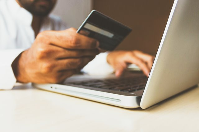 Berdasarkan hasil riset, sebagian besar e-shopaholics adalah pengguna awal belanja online. (Foto: Ilustrasi/Dok. Unsplash.com)