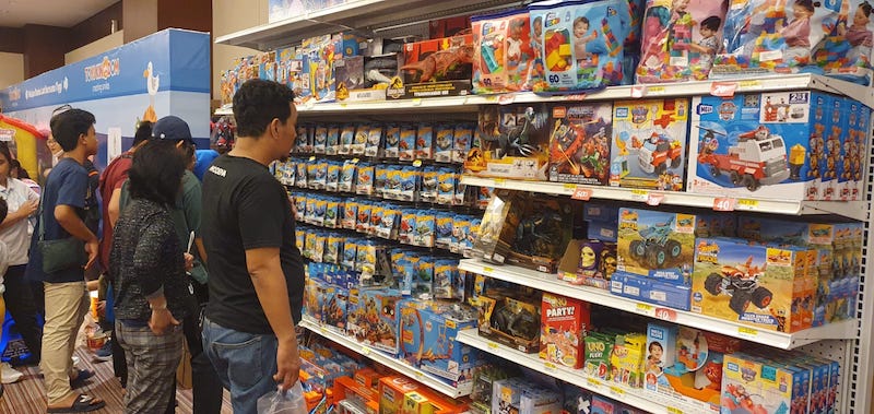 Toys Kingdom hadir menyemarakkan Jakarta Fair 2023 dengan memberikan diskon hingga 70 persen untuk berbagai macam mainan anak (Foto:Dok.JFK)