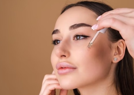 Aplikasi rutin serum vitamin A topikal menghasilkan kulit yang lebih halus dan pengurangan garis-garis halus. (Foto: Ilustrasi. Dok. Freepik.com)