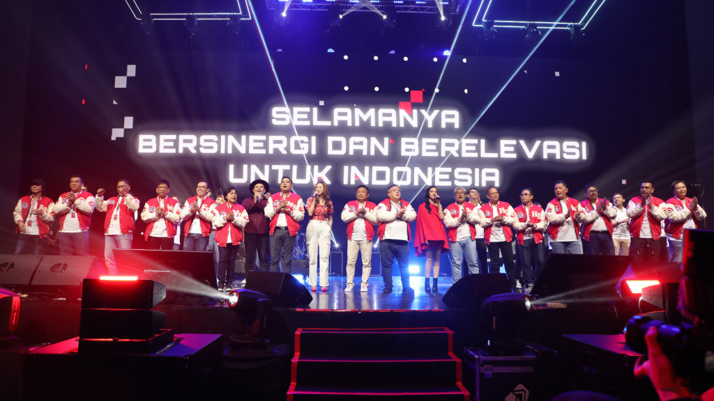 Komisaris Utama beserta Board of Commissioner Telkom, Direktur Utama beserta jajaran Board of Executive Telkom, Padi, Lyodra, dan Aura Kasih pada seremonial puncak perayaan HUT Telkom 58 di Digiland 2023, Jakarta (9/7). 