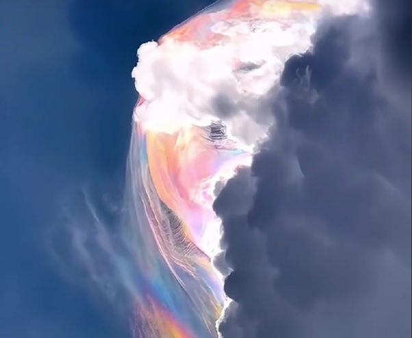 Ramai di Medsos Penampakan Cantik Awan Pileus di Langit Tiongkok, Apa Itu?