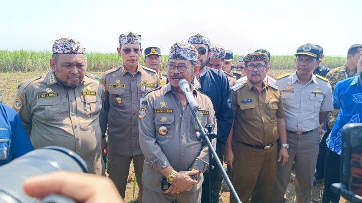 Mentan Perkenalkan Taksi Mesin Pertanian kepada Petani Tebu di Cirebon