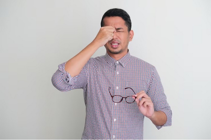 Mata Kelilipan akibat Debu atau Penggunaan Kosmetik, Jangan Dikucek!