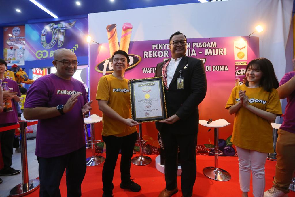 Penyerahan piagam rekor Museum Rekor Dunia Indonesia untuk FULLO sebagai 'Wafer Stick Terpanjang yang Dijual Secara Umum. Dok. Ist