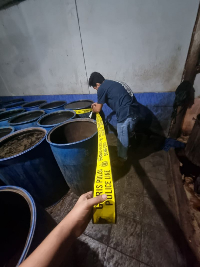 Petugas memasang garis polisi di pabrik jamu ilegal di Banyuwangi, Jatim. Foto: Istimewa