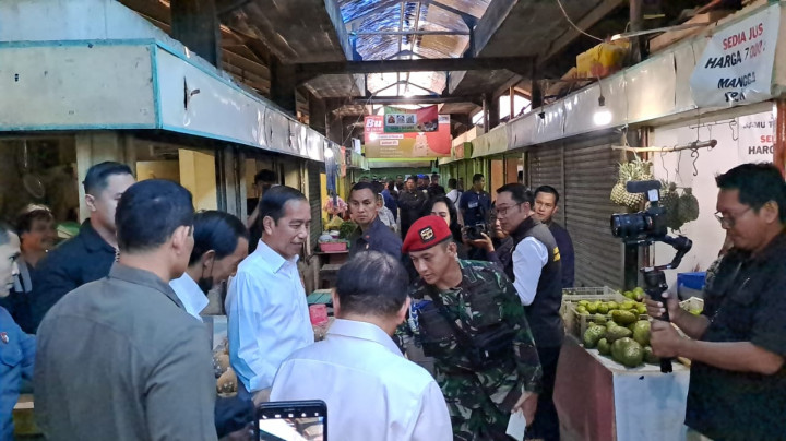 Presiden Jokowi Bagikan Sembako ke Pedagang Pasar Cihapit Bandung