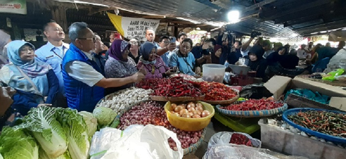 Cek Harga Sembako di Colomadu, Mendag Bagi-bagi Uang