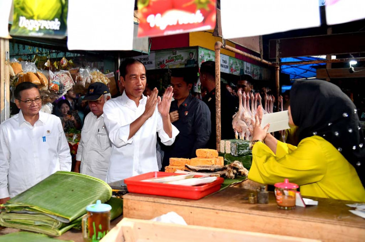 Kunjungi Pasar Cihapit, Presiden Jokowi Tinjau Harga dan Sapa Warga