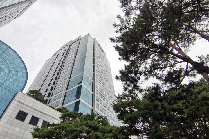 Melihat Mobil-Mobil yang Parkir di Dalam Kantor Pusat Hyundai