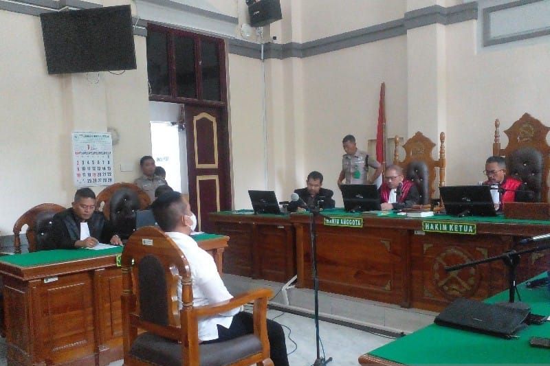 Terdakwa AKBP Achiruddin Hasibuan menjalani sidang pertama dengan agenda dakwaan di Pengadilan Negeri (PN) Medan, Sumatera Utara, Rabu (12/7/2023). ANTARA/M Sahbainy Nasution.