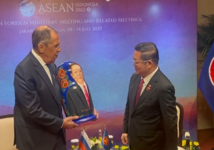 Tiba di Jakarta, Menlu Rusia Hadiahkan Boneka Matrioshka Bergambar Sekjen ASEAN