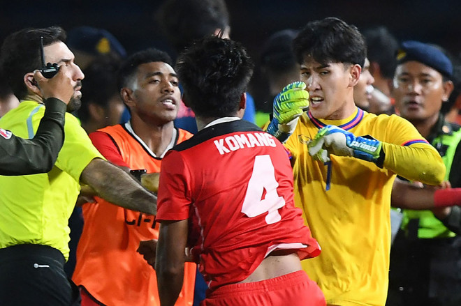 AFC sanksi berat pemain dan staf Timnas Indonesia yang terlibat keributan dengan Thailand di final SEA Games 2023 (AFP PHOTO/Mohd Rasfan/Nhac Nguyen)