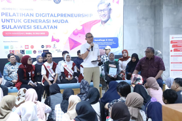 Menparekraf Beri Beasiswa Wirausaha ke Ratusan Milenial di Makassar